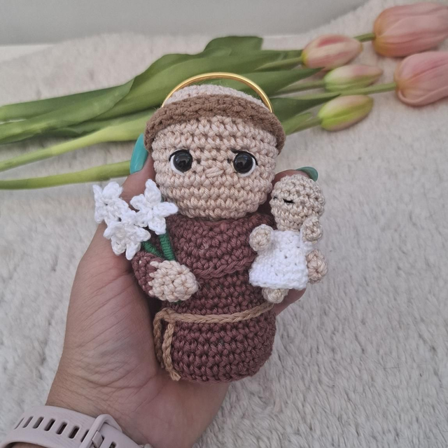 Mini Santo António em amigurumi  