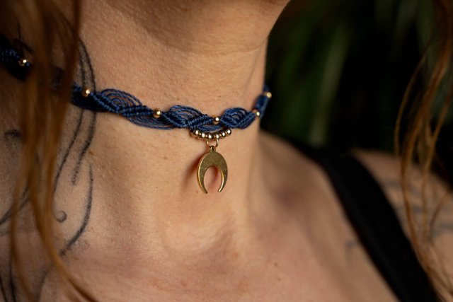 Ras de cou en micro-macramé bleu marine pendentif Lune