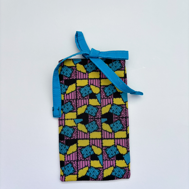 Magical sunglasses pouch