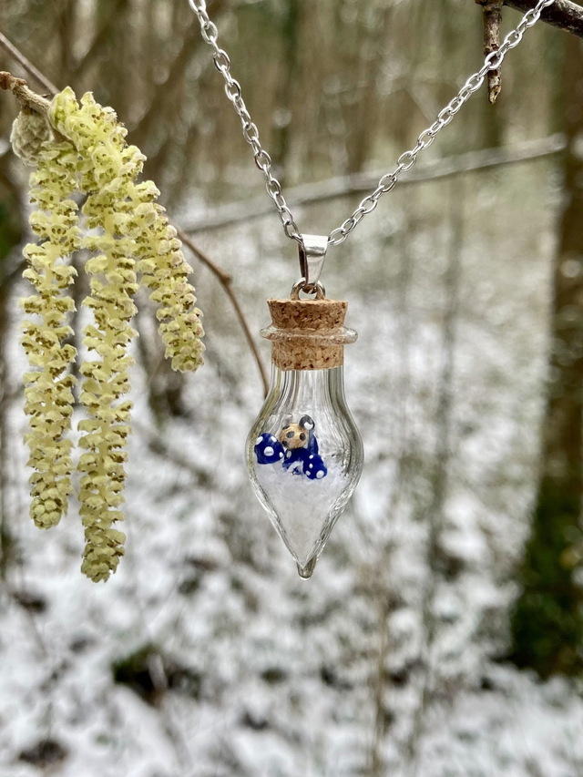 Pendentif givré amanite bleu et coccinelle dorée