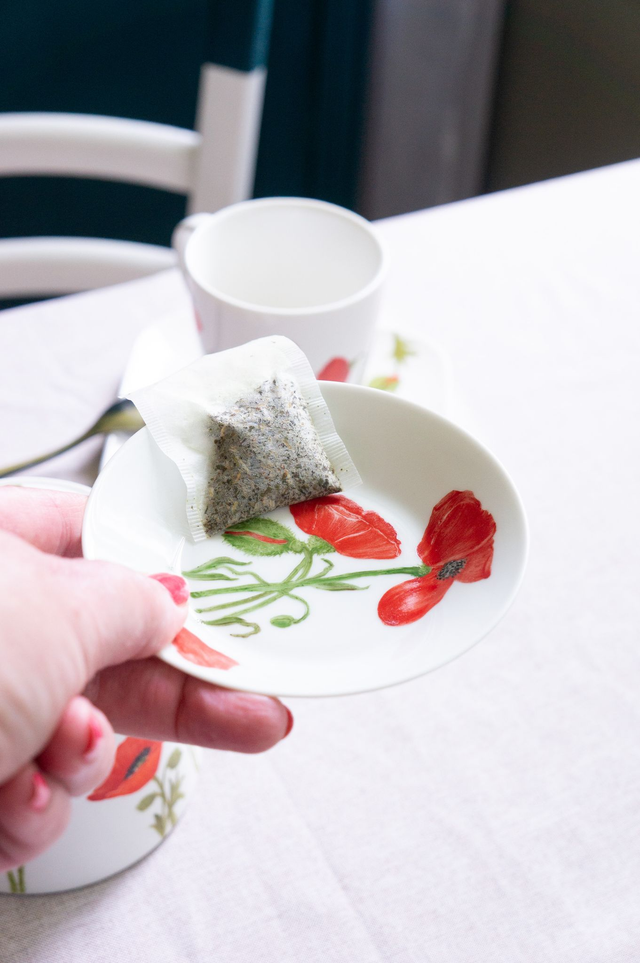 Repose-sachet de thé en porcelaine de Limoges, décorée à la main motif coquelicots, accessoire pour amateur de thé ou tisane