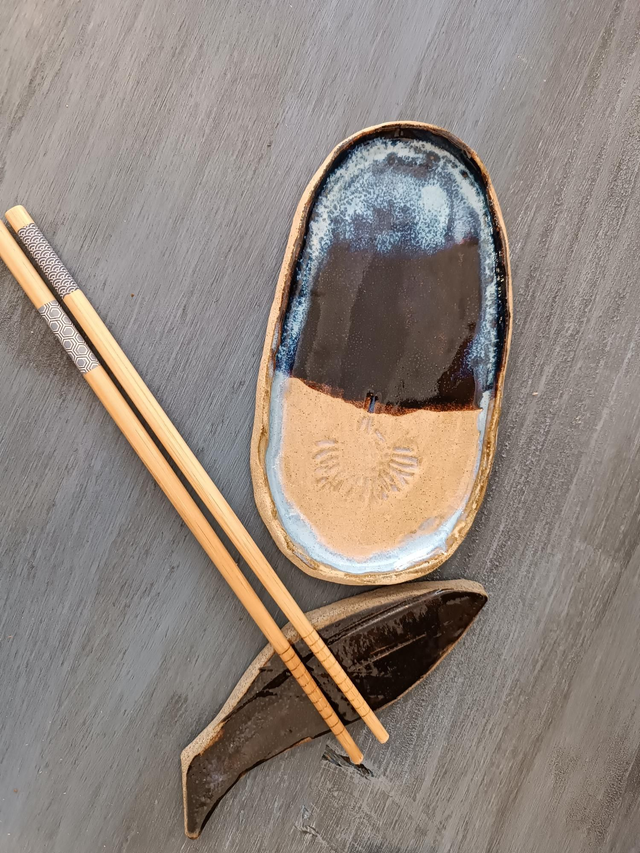 Ensemble Plat oval brun et poisson temmoku 