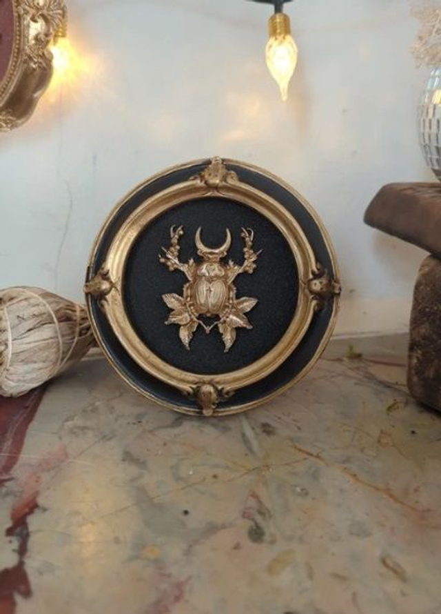 Cadre baroque noir et doré scarabée