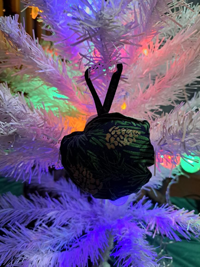 Déco de sapin en forme de boule