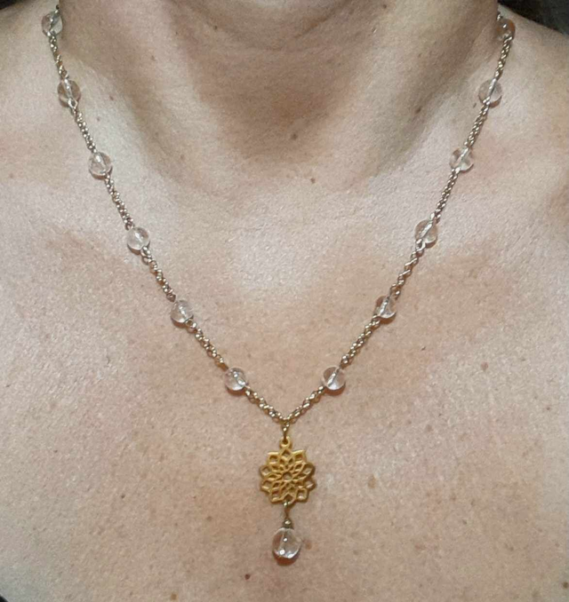 Collier cristal de roche acier or inoxydable réglable.