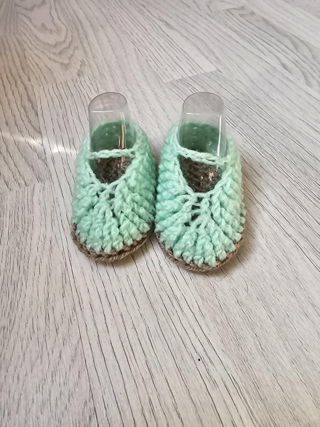 Crochet baby shoes 0-3 months mint beige