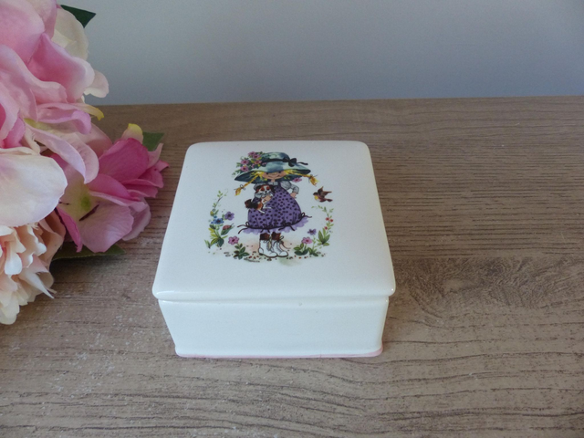 Boîte à bijoux carrée vintage en céramique esprit Sarah Kay – bonbonnière carrée avec fillette espiègle et petit chien – déco chambre enfant