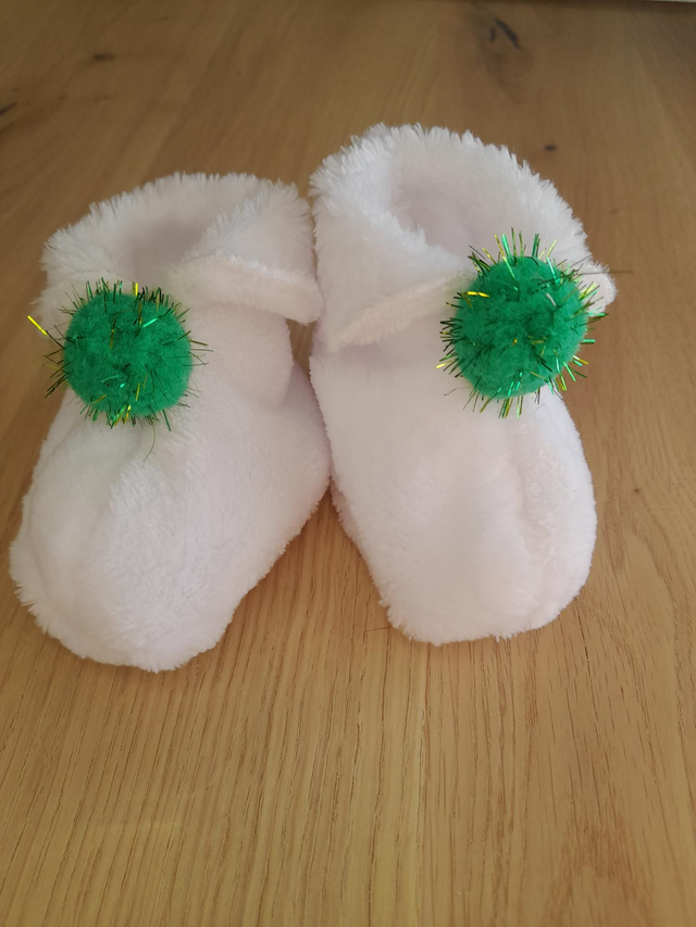 Chaussons bébé blancs à pompons verts
