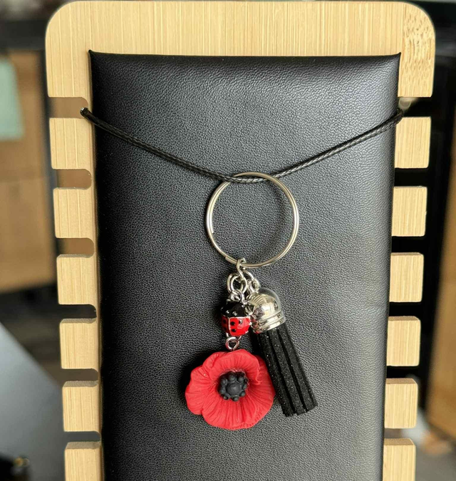 ✨ Porte-clés Coquelicot – Élégant &amp; Symbolique ✨