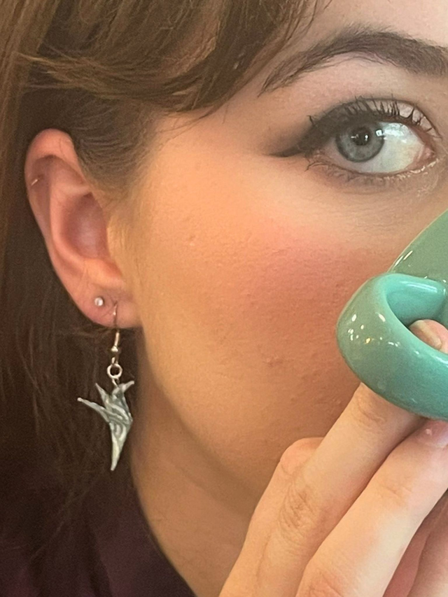 Boucles d'oreilles courtes "Colibri" motifs vagues de couleur bleue ciel