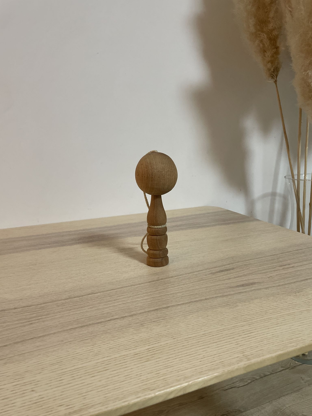 Bilboquet en bois - Prix neuf : 9.99 euros