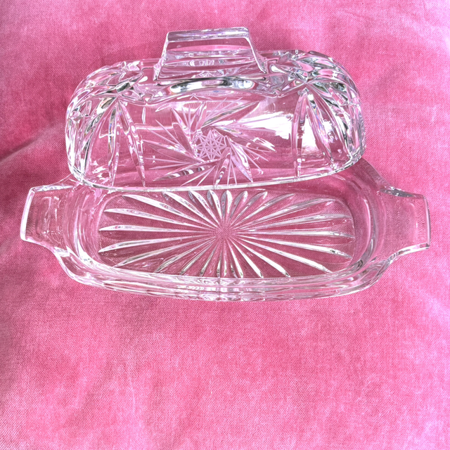 Schwere Butterdose mit Sternen aus Kristallglas 