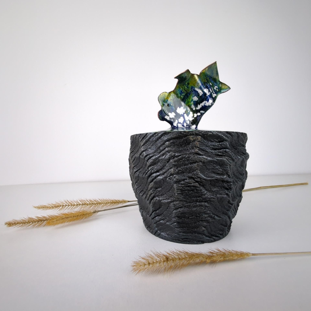 Boîte "Éclosion" en frêne chapeauté de son couvercle en émail sur cuivre