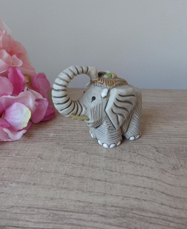 Figurine Éléphant Porte-Bonheur Rinconada – Sculpture Artisanale en Argile, Uruguay, Sculpture Élégante en Poterie, Cadeau Décoratif Unique