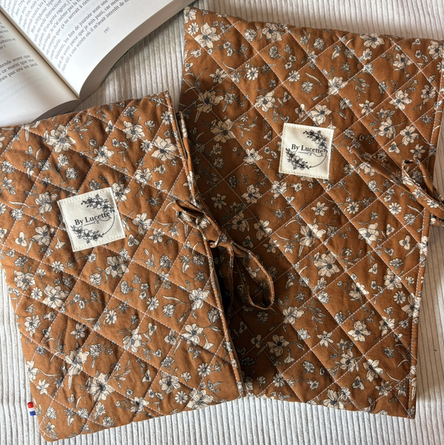 Pochette à livre matelassée fleurs camel