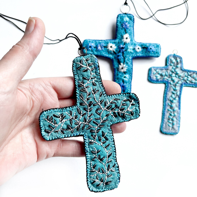 Croix talisman brodé turquoise à motifs végétaux, à afficher au mur