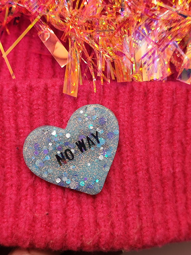 Broche cœur à paillettes - message : NO WAY