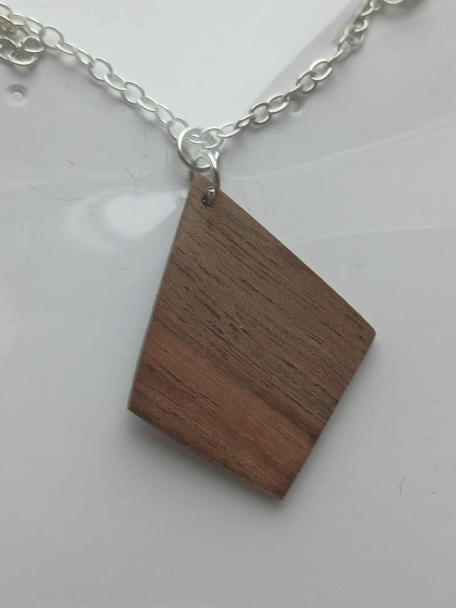 Pendentif géométrique en bois naturel – bijou artisanal
