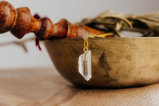 Pendentif en pierre naturelle Cristal de Roche et Chaine dorée