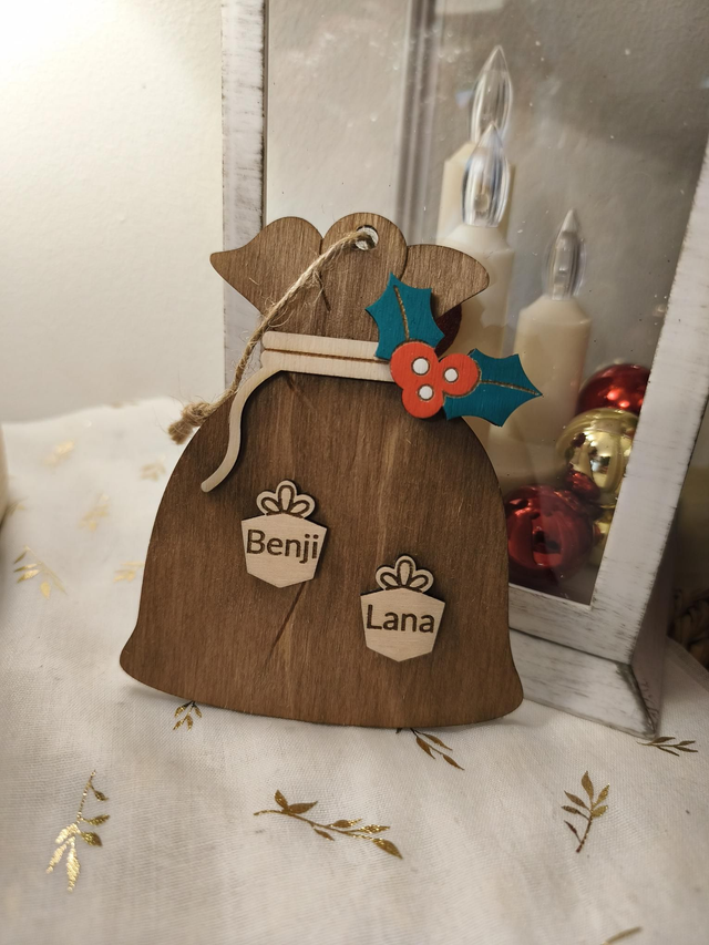 Suspension familiale sac du Père Noël 🎁 – Ornement de Noël en bois personnalisé