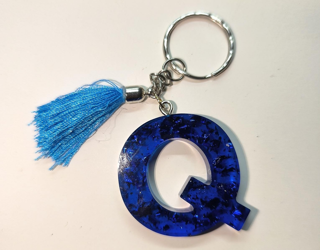 Porte clés initiale "Q" bleu nuit et feuilles bleu 