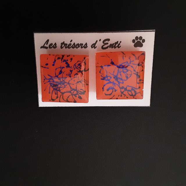 Boucle d&#039;oreille carré fond rouge flamboyant et décor violet bleu métallisé