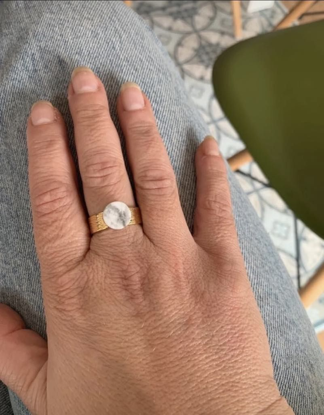 Bague avec cabochon plat 10mm en pierre naturelle Howlite, ajustable en acier inoxydable