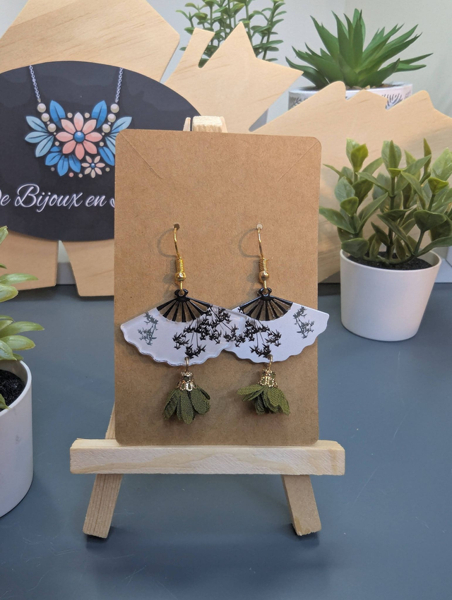 Boucles d'oreilles avec breloque éventail et pompon vert.
