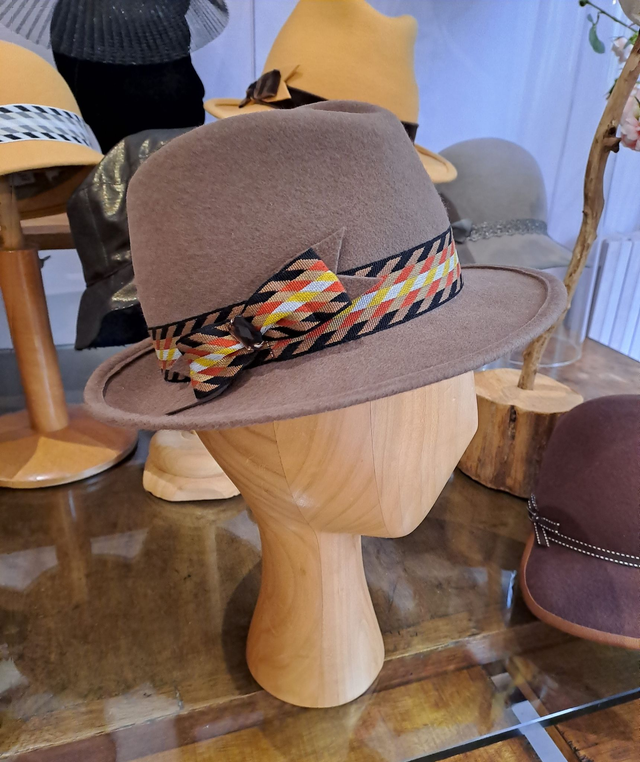 Borsalino en feutre de laine mérinos beige, galon jacquard et cabochon