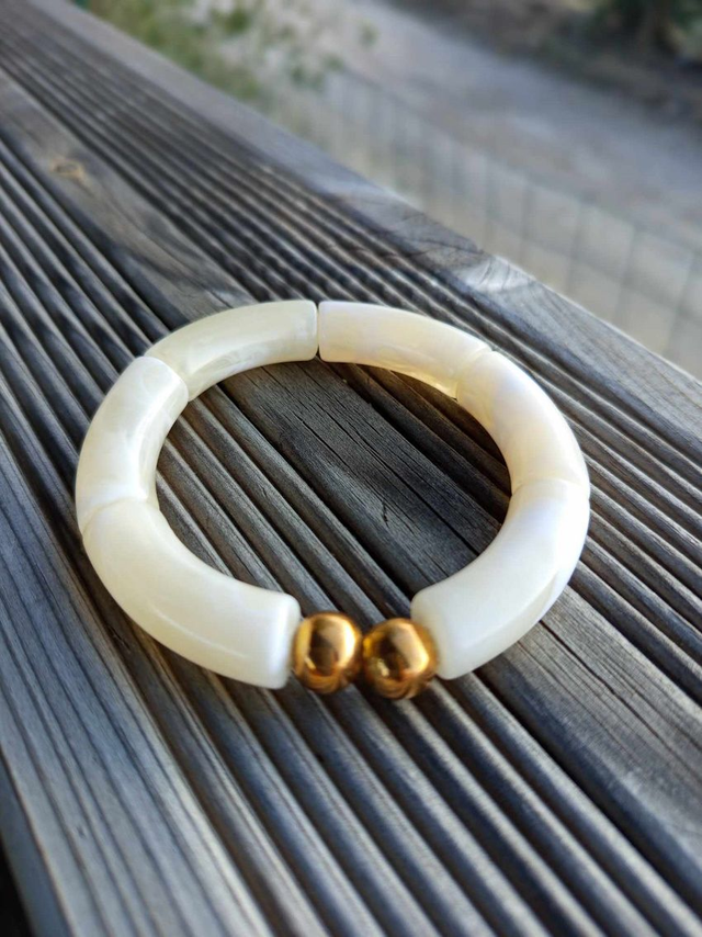 Bracelet perles tubes incurvées acryliques marbrées Khazaana Crème
