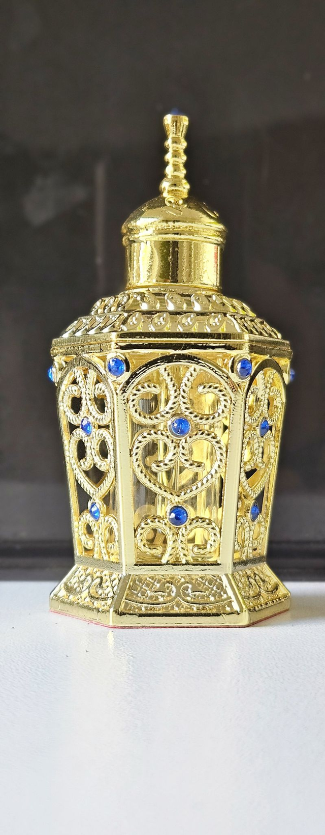 Orientální flakon ve zlaté barvě