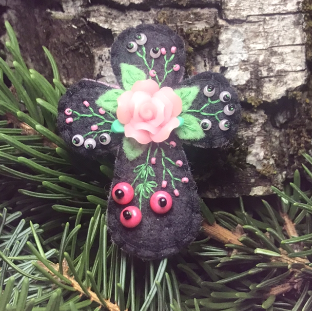 Broche croix noir/rose 