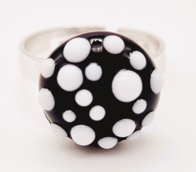 Bague cabochon noir à point blanc en relief