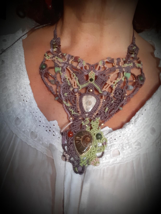 Pièce en macramé .Ammonute et corail fossilisé 