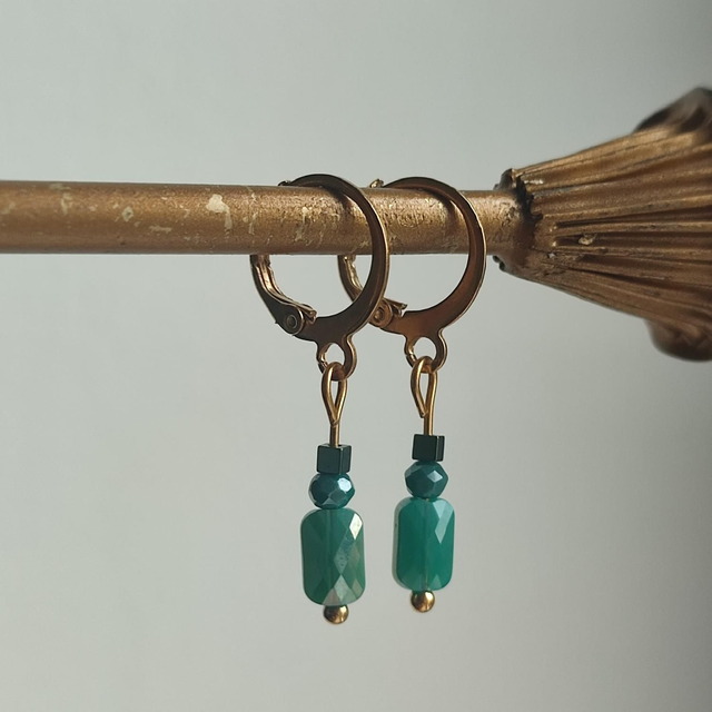 Dormeuses en verre et hématite turquoise, acier inoxydable doré -sans nickel, pièce unique 