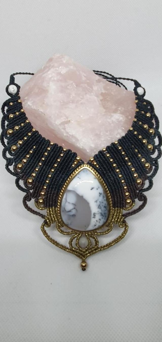 Magnifique collier plastron avec une agate dendrite 