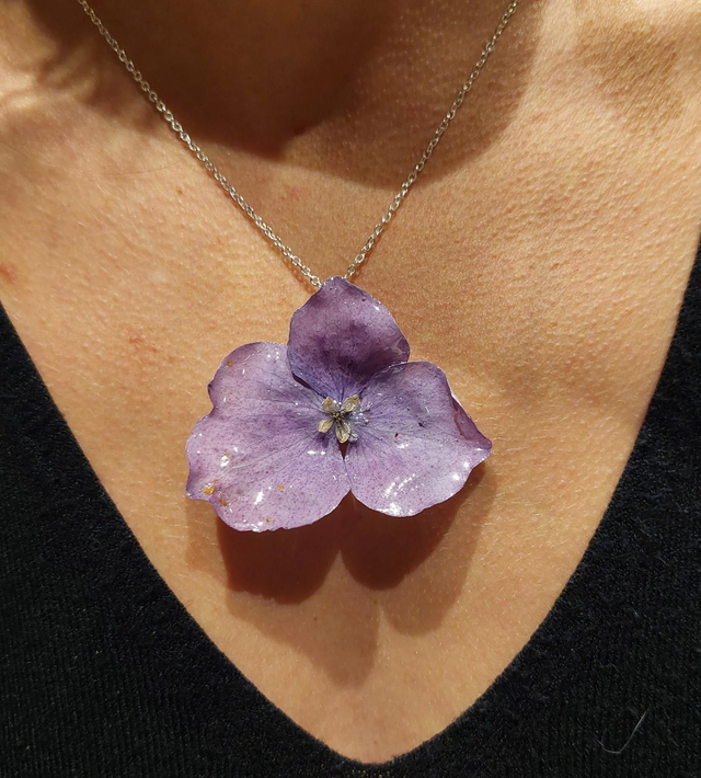Pendentif Hortensia Argenté – Bijou floral fait main en résine brillante
