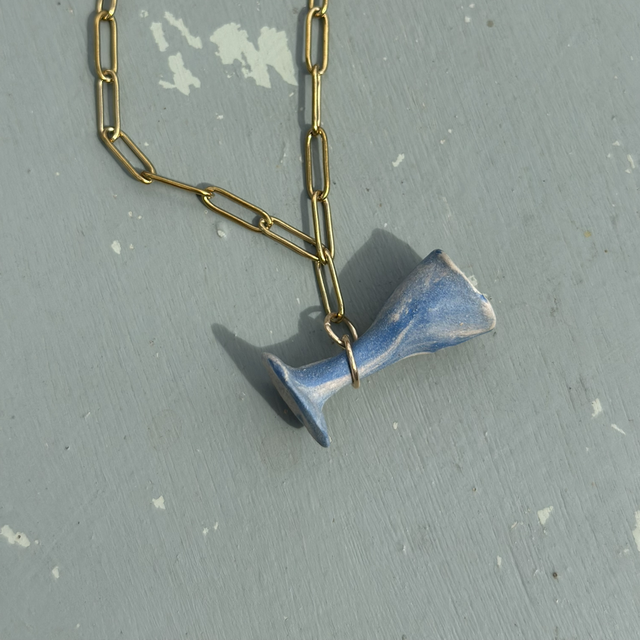 Collier “Petite Coupe” – Pendentif en céramique terre mêlée bleu &amp; blanc fait main 