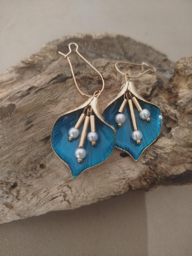 Boucles d&#039;oreille fleur bleue 