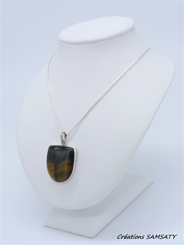 Pendentif en Œil de Faucon