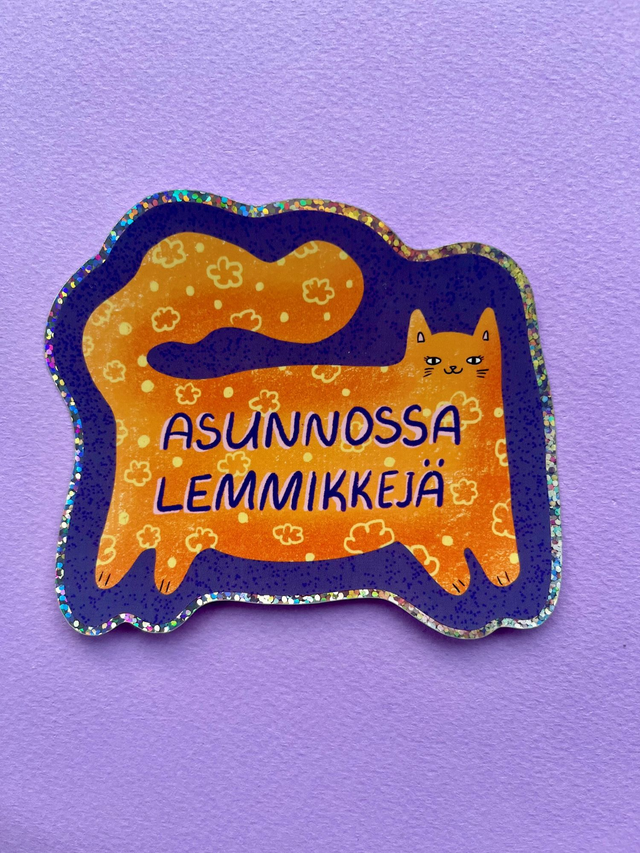 Asunnossa lemmikejä" -tarra – oranssi kissa (glittervinyyli)