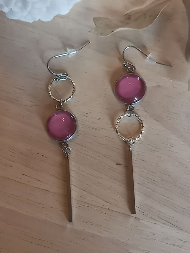 Boucles d&#039;oreilles asymétriques - cabochon rose /  cercle texturé argenté / pendant tige argenté