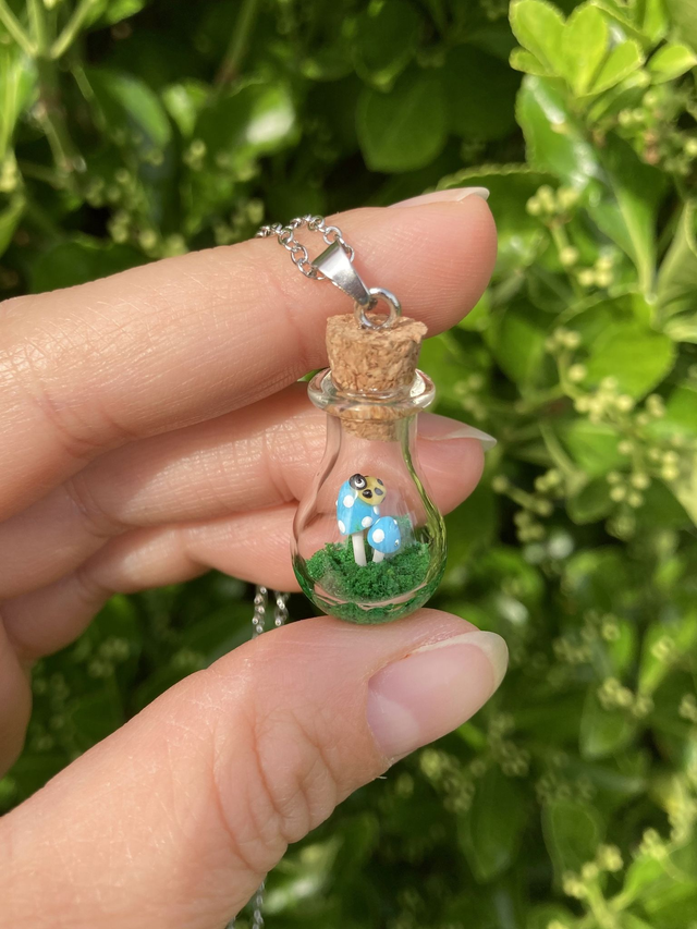 Pendentif amanite bleu