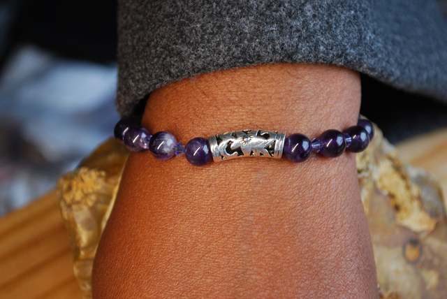 Bracelet en améthyste et en pierre de lave