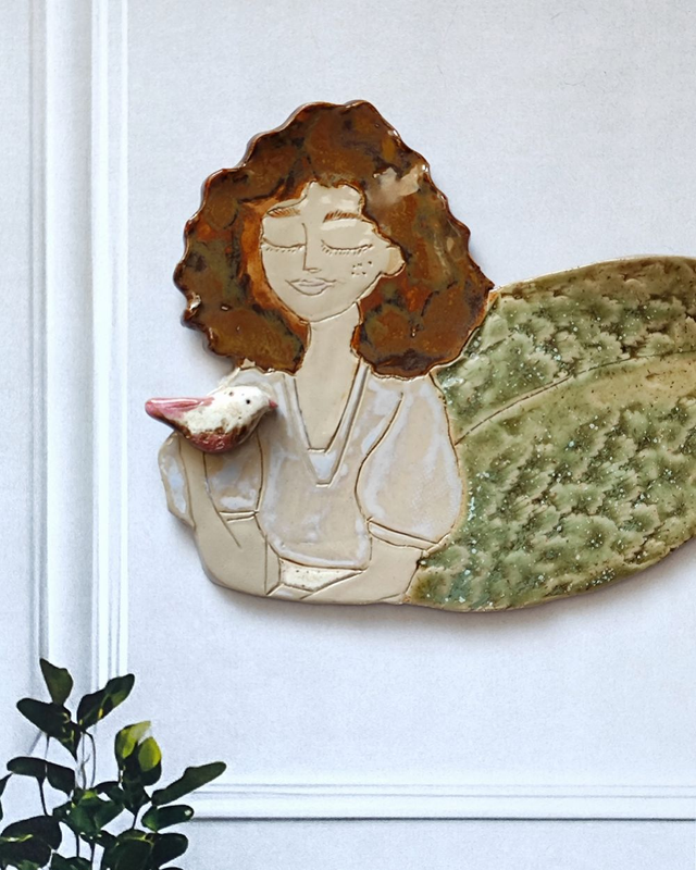 Anielica z ptaszkiem i bufiastymi rękawami