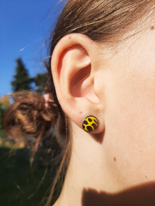 Petites boucles d&#039;oreilles puces jaunes et noires