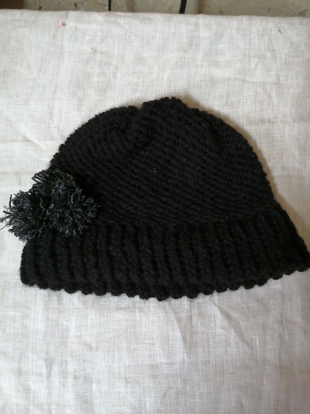  Bonnet en laine noire avec fleur grise fait main. Un bonnet élégant et douillet pour l'hiver