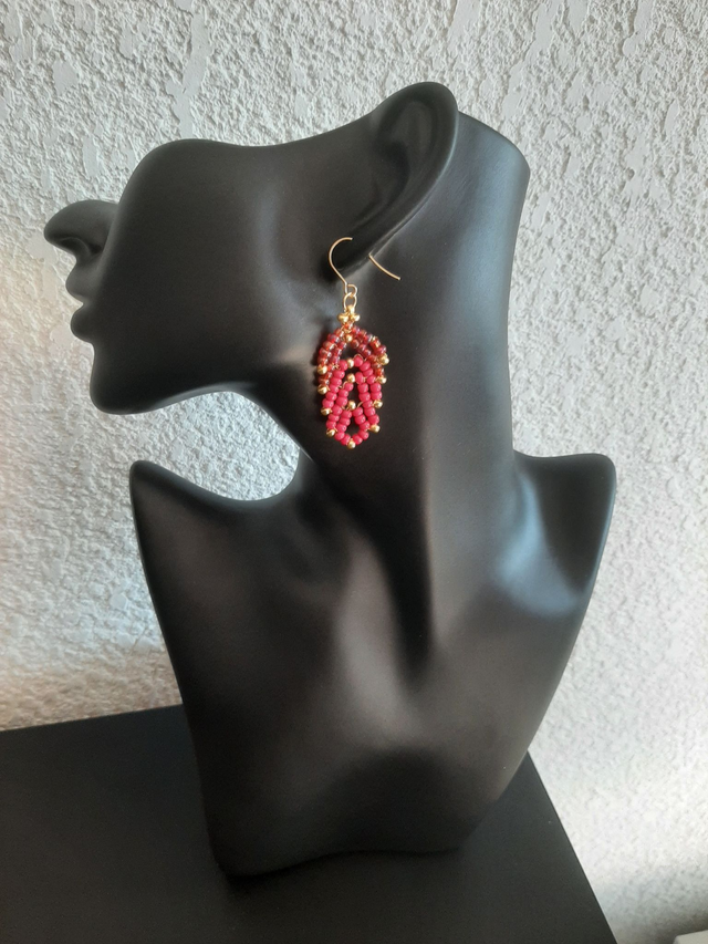 Boucle d&#039;oreilles feuille rouge - nuance  en perle rocaille  incrustés de perles cristal  boucle en acier inoxydable doré		