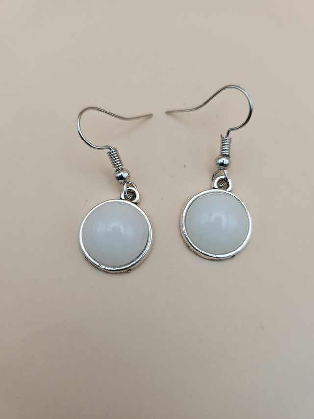 Boucles d&#039;oreilles en résine - demi sphères blanches