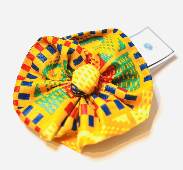 Gele Kente Haarbloem met Elastiek – Handgemaakte Afrikaanse Haaraccessoire van 100% Katoen
